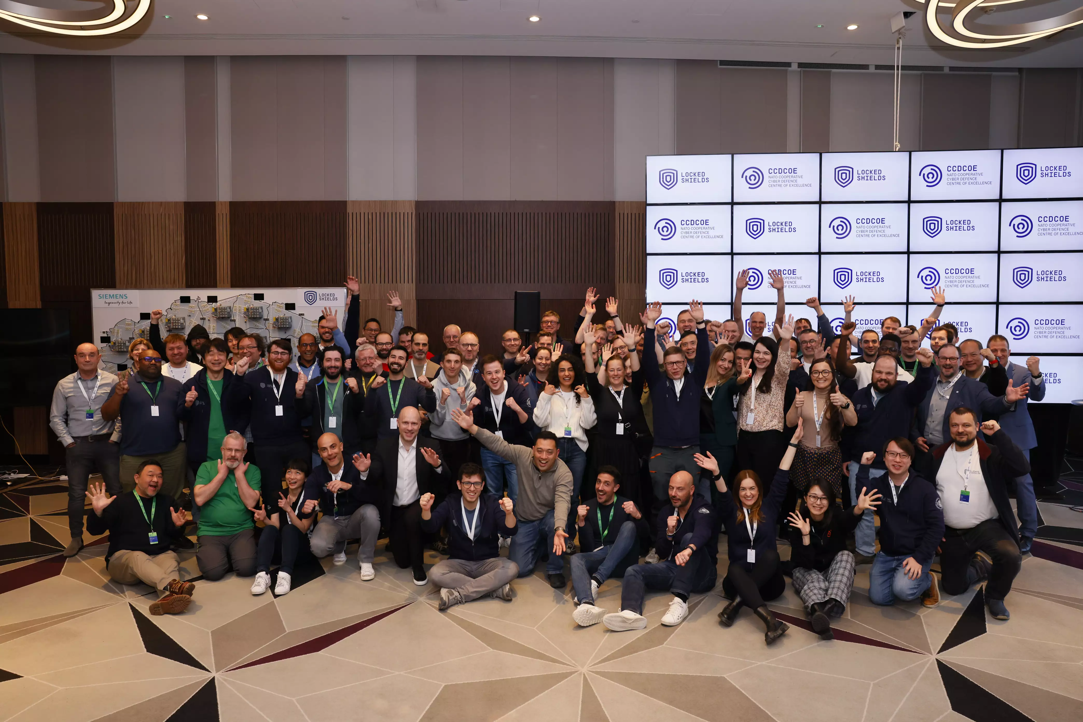 NATO%20loocked%20shileds%20tatbikat%C4%B1%20(3)